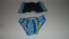 un lot de 2 maillot de bain garcon en taille de 6 mois de couleur bleu