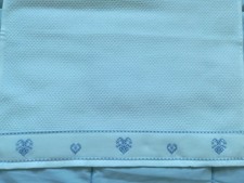 serviette invité blanche "coeurs montagnards" brodé main au point de croix