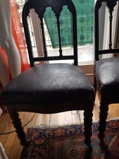 2 Chaises Anciennes Dossier Bois .Avec Roulettes Sur Pieds Devant