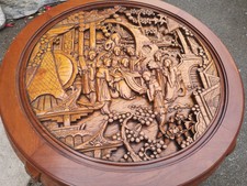 table basse bois chinois avec fresque gravée  diamètre 106 cm hauteur 40 cm