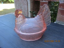 Grande bonbonnière, sucrier verre orangé  no opaline: Poule sur panier d'osier