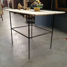 table rectangulaire piétement fonte de fer dessus marbre veinée . XX siècle .