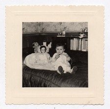 PHOTO Vintage Curiosité Snapshot Enfant Fille Poupée Poupon Lit Chambre 1958