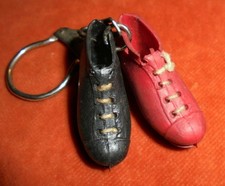 Porte-clés key ring Chaussures SPORT BASKET BOXE ? Rouge & noire à crampons