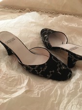 Belles mules noir brodés Charles jourdan