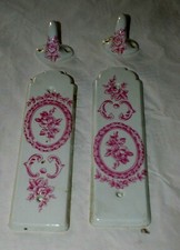 Lot de 2  plaques  + 2 crochets porte serviette porcelaine de Paris motif floral
