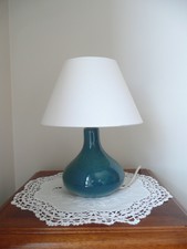 Lampe à poser, pied céramique artisanal bleu, abat-jour blanc, lampe -T Bon Etat