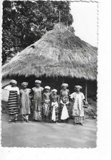 AFRIQUE  VIE DE VILLAGE  EN COSTUME DE CEREMONIE
