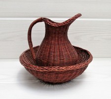 ensemble de toilette vintage broc et cuvette en osier de décoration 