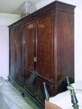 Grande armoire anglaise acajou verni style "claw & ball"