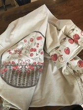 Très jolie et grande nappe pour table ronde panier de cerises  décoration TBE