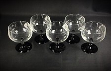 Ensemble de 5 grand verres à vin pied vert. Très beau service.