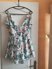 Combinaison short blanche motif floral sans manches zippé dos taille XS.