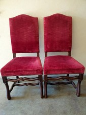 Ancienne paire de chaises de style Louis XIII en bois mouluré et tissu velours