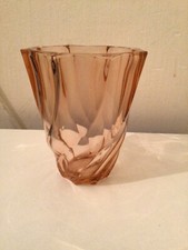 Vase en verre épais légèrement torsadé, rose, art déco, en TBE