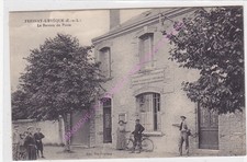 CPA 28310 FRESNAY L EVEQUE Le bureau de poste gendarme vélo enfants femme