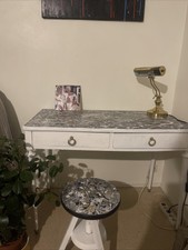 Bureau Vintage Pièce Unique Avec Un Tabouret (fait Main) Exposé Dans Un Musée