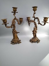 Chandeliers en bronze à decor de personnages.