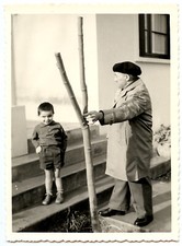 Enfant & son grand père jardin arbre taillé - photo ancienne an. 1960