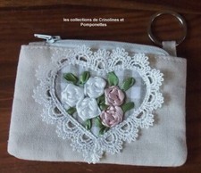  POCHETTE  PORTE CLES  BRODE MAIN AU RUBAN  AVEC  DENTELLE   COEUR