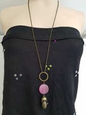 Collier Fantaisie Chaîne dorée Breloques Poupée japonaise Perle fushia 