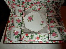 Service à café en porcelaine  EN COFFRET NEUF DECOR FLEUR