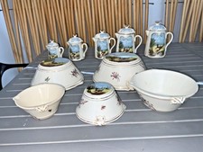 SÉRIE DE 5 PICHETS VERSEURS ET CINQ COUPES À SUSPENDRE 