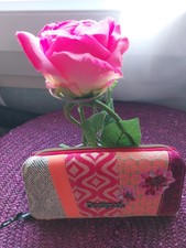 Joli Portefeuille Compacte Femme Neuf de Marque DESIGUAL .