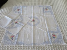 NAPPE BLANCHE SUR COTON FIN BRODEE A LA MAIN + CHEMIN DE TABLE T.B.E.  