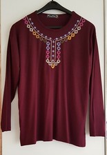 Haut T-shirt femme prune/bordeaux manches longues, col orné. Taille 44. Neuf