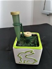 POT / PIQUE-FLEURS CARRE EN CERAMIQUE- DECO LAPIN-7.5 X 7.5 X 7.5  MOUSSE VERTE+