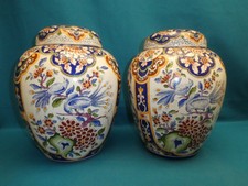 IMPORTANTE PAIRE DE VASES COUVERTS EN FAIENCE POLYCHROME DANS LE GOÛT ASIATIQUE