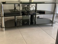 Vend Meuble TV en bon état en verre et acier sur deux étages de rangement