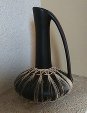 Cruche vase faïence noire, marque Made in Austria à la base