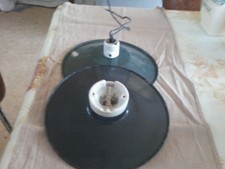 2 ANCIENS ABATS JOUR SUSPENSION  EN TÔLE EMAILLEE DOUILLE PORCELAINE