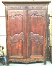 armoire en chêne massif  finement sculptées porte deux panneaux . XVIII siècle .