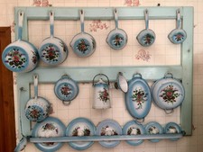 Vieille batterie de cuisine décorative bleu