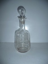 tres belle carafe  en cristal taillé et gravé à décor de fleurs