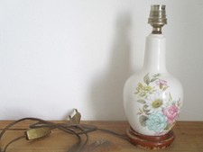 Pied de lampe en porcelaine, base en bois, période début XXème
