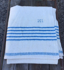 ANCIENNE COUVERTURE EN LAINE  BLANCHE MILITAIRE ? INFIRMERIE ?