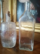 Anciennes Bouteille Tonneau et bouteille rectangulaire verre XIXE 