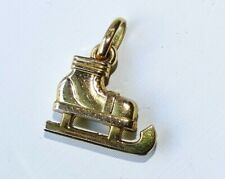 ANCIEN PENDENTIF MINIATURE PLAQUE OR FIX BEBE POUPEE PATIN A GLACE