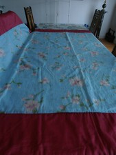 Couvre lit turquoise à fleurs bordure bordeaux 