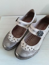 BELLE PAIRE DE BALLERINES De Marque "DORKING " POINTURE 37 -- BEIGE et ARGENT 