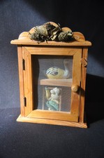 Petit Garde-manger de décoration murale en bois.