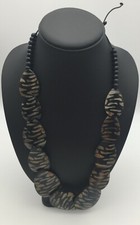 COLLIER SUR LIEN COTON TRESSE/ 11 PLAQUES EN CHUTE/ PERLES/ RESINE/ ANNEE 2015