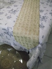 Long chemin de table ou de lit doré en soie fait main avec pompons