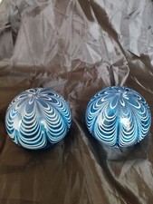 PAIRE DE BOULES PRESSE PAPIER ANCIENNES, BLEUE ET BLANC VERRE CRISTAL. FOND PLAT