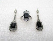 # ensemble boucles d'oreilles et bague AVON style gotique 