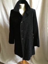 Magnifique manteau velours côtelé APC noir taille 40 en très bon état.